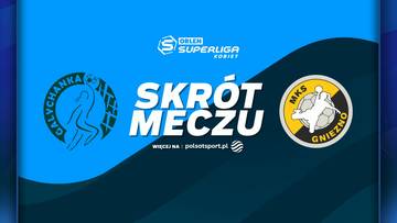 Logo Galiczanka Lw&oacute;w po lewej stronie, napis "SKR&Oacute;T MECZU" na środku, logo Enea MKS Gniezno po prawej stronie, na niebieskim tle z falami.