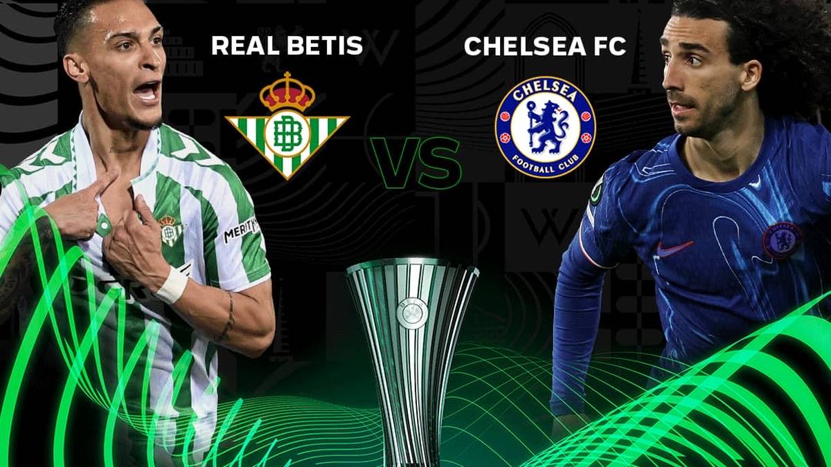 Dwaj piłkarze, jeden z drużyny Real Betis i drugi z Chelsea FC, z ich logotypami i pucharem Ligi Konferencji.