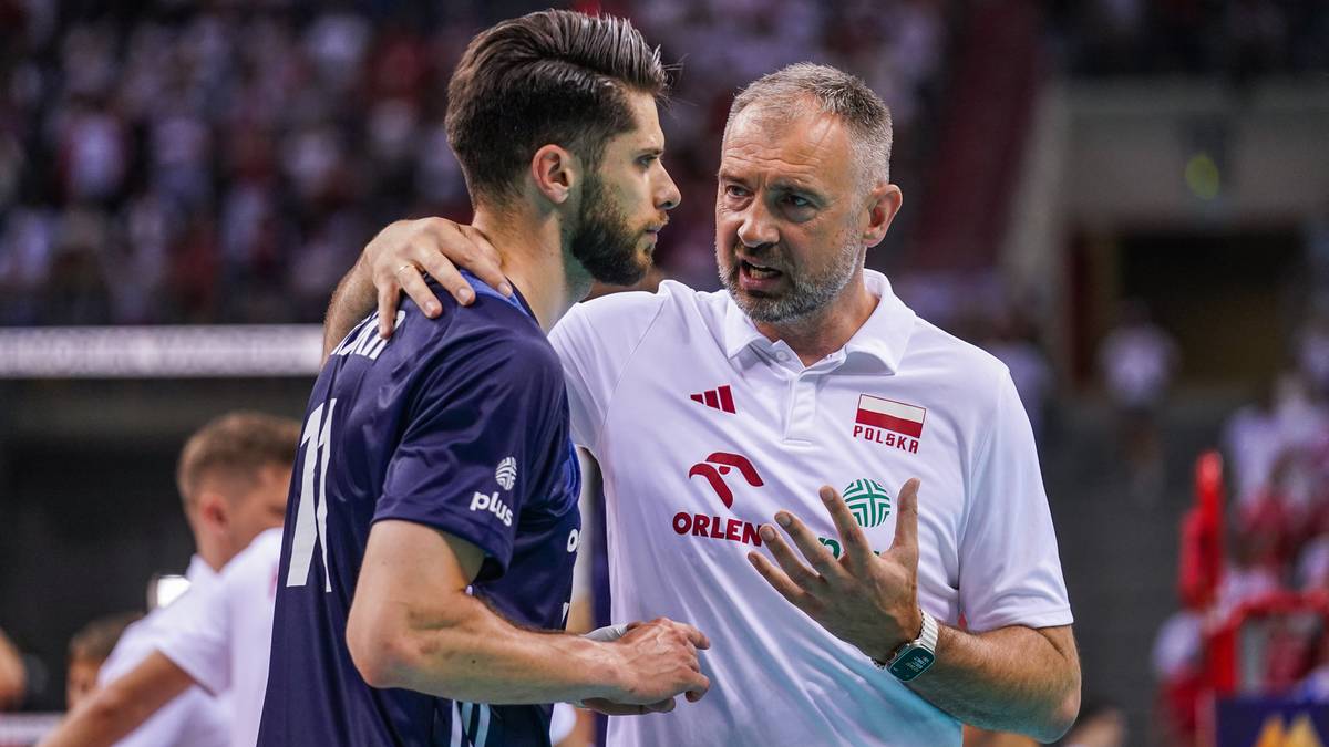 Trener Nikola Grbić rozmawia z zawodnikiem reprezentacji Polski w siatkówce.