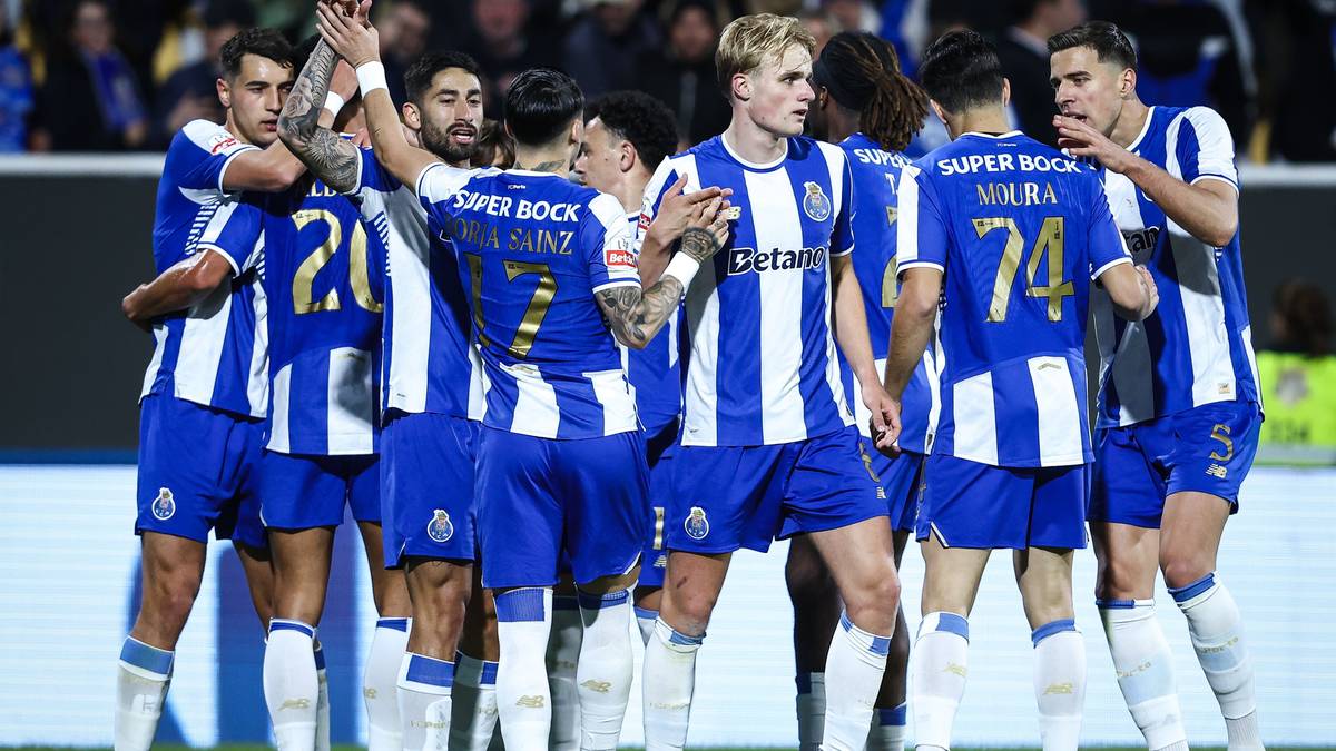 Drużyna piłkarska FC Porto w niebiesko-białych strojach świętuje na boisku.