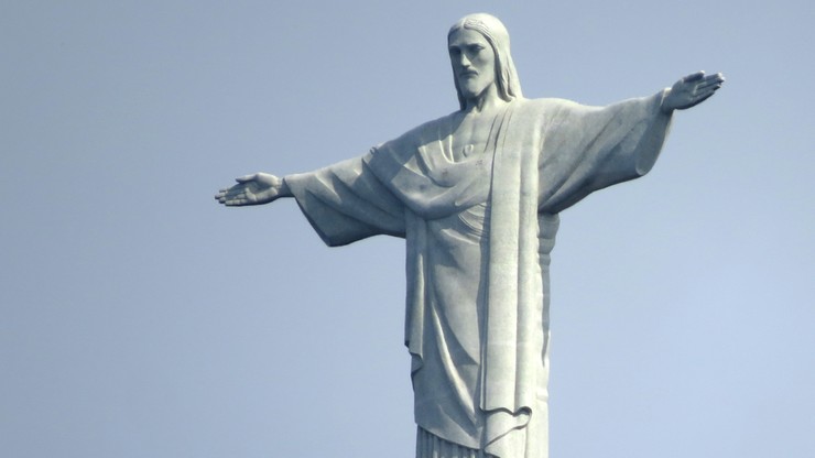Statua Chrystusa w Rio de Janeiro i egipskie piramidy - w biało-czerwonych barwach 11 listopada