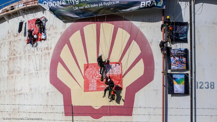 Holandia. 22 działaczy Greenpeace aresztowanych za blokowanie terminalu Shella