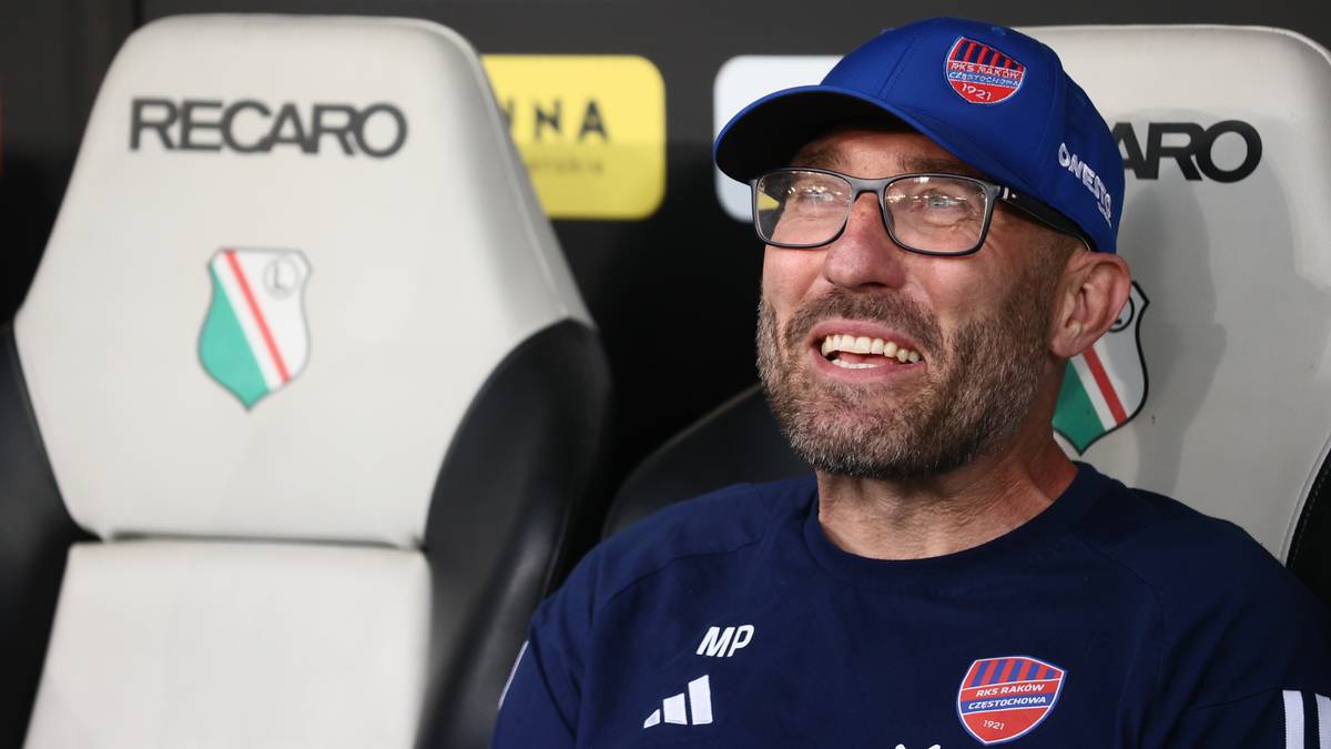 Marek Papszun, nowy trener Legii Warszawa, uśmiecha się.