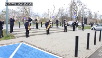 Policjanci zagrali koncert przed szpitalem dla dzieci [WIDEO]