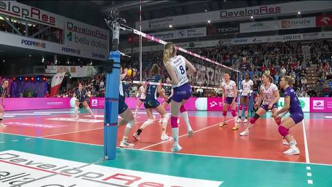 Zawodniczka w białej koszulce z numerem 8 wyskakuje do zagrywki lub ataku podczas meczu siatk&oacute;wki.