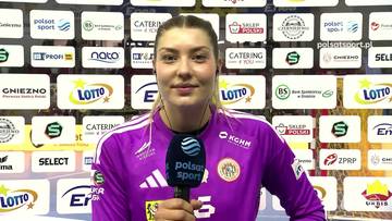 Barbara Zima w fioletowym stroju sportowym udziela wywiadu na tle ścianki sponsorskiej.