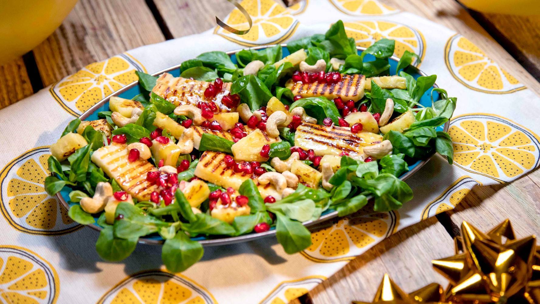 Sałatka z grillowanym halloumi. Zrób ją na sylwestrową imprezę