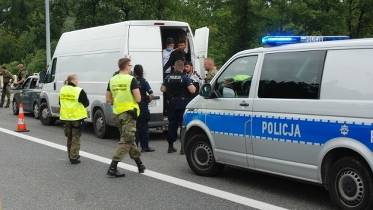 Krzeczów: Bus wjechał w samochód Straży Granicznej. Odkryto przewóz nielegalnych migrantów