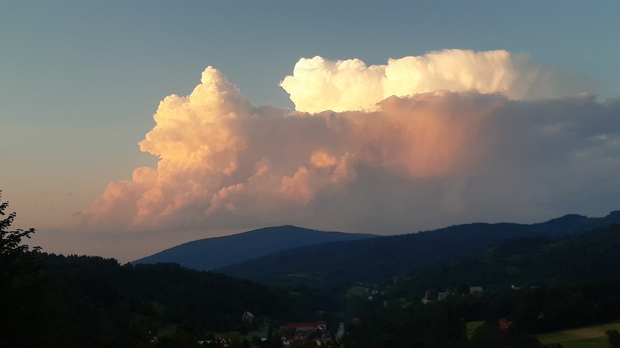 Chmury burzowe nad Beskidem Wyspowym. Fot. Czytelnik / TwojaPogoda.pl