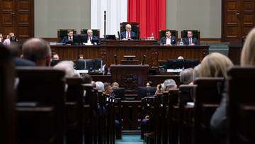 Konfederacja ściga PiS w najnowszym sondażu. Ważny koalicjant poza Sejmem
