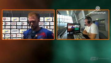 Kadr podzielony na dwie części przedstawiający wywiad ze sportowcem oraz dziennikarza w studiu telewizyjnym.
