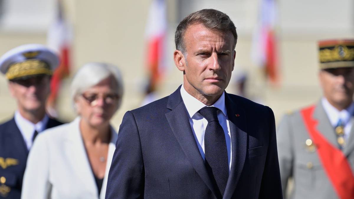 "Pogarszająca się sytuacja międzynarodowa". Emmanuel Macron zwołał naradę