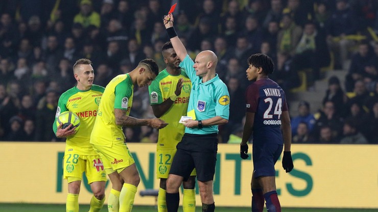 Sędzia chciał kopnąć piłkarza FC Nantes, a następnie pokazał mu czerwoną kartkę!
