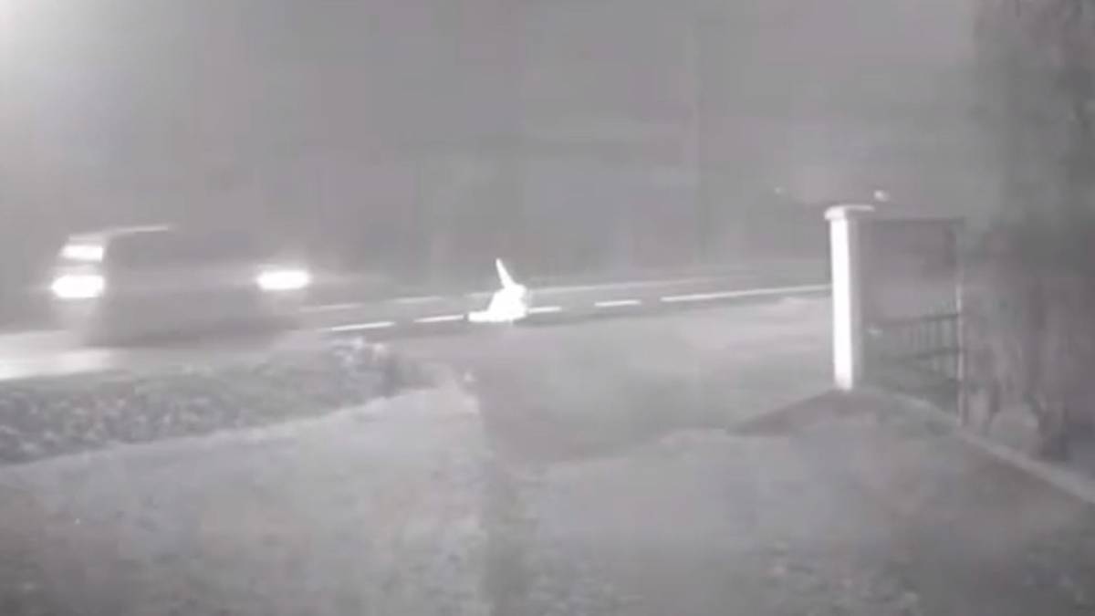 Potrącona 85-latka leżała na jezdni, wołając o pomoc. Auta tylko ją mijały