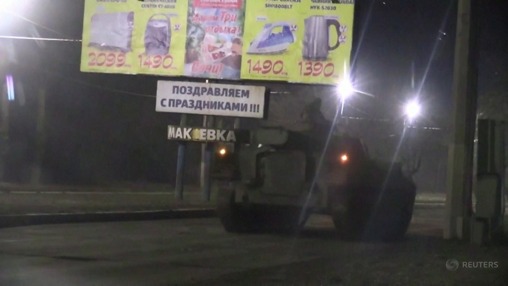 Na przedmieściach Doniecka widoczne są czołgi i transportery opancerzone