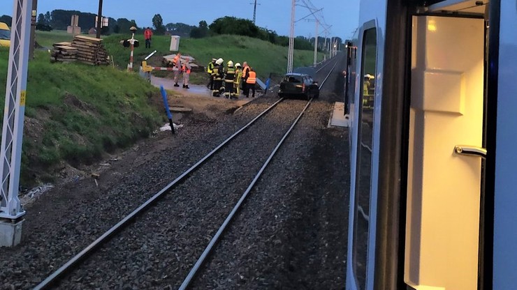 W Szymanowicach pociąg uderzył w auto. Zawisło na przejeździe
