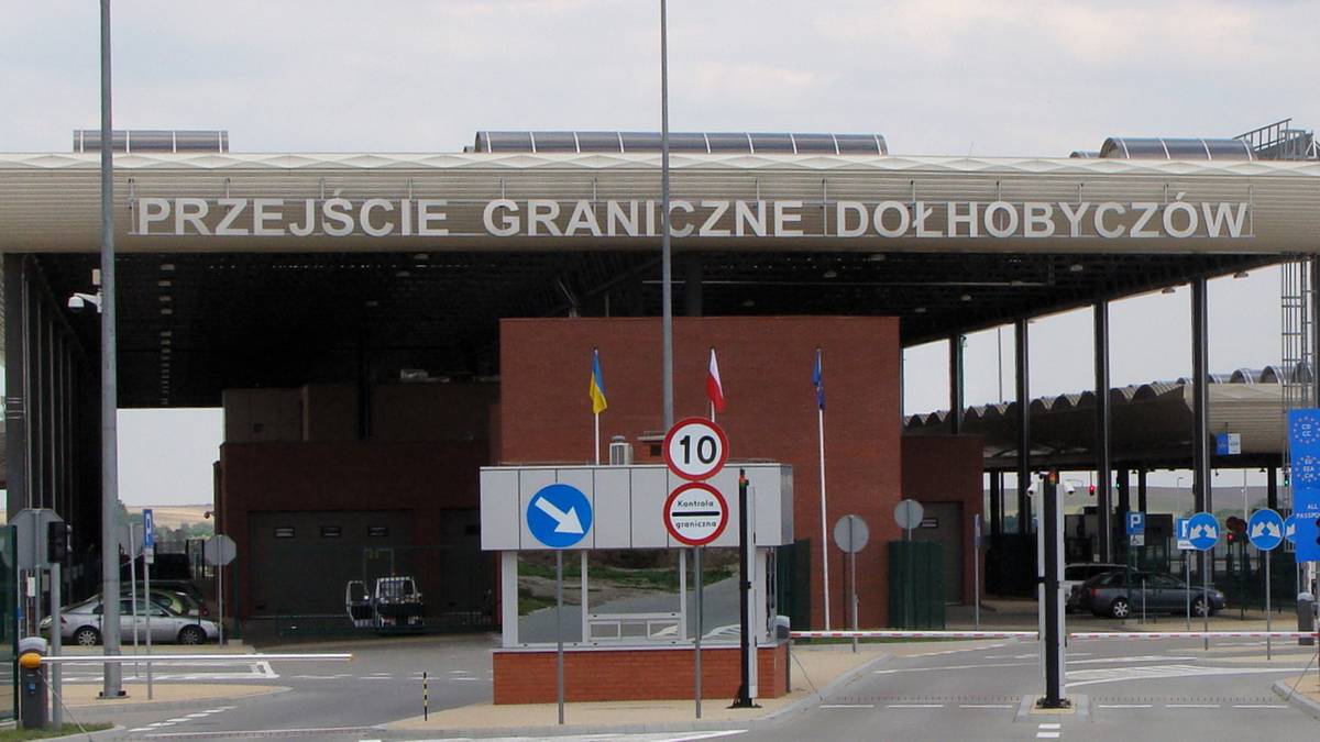 Widok na budynek przejścia granicznego w Dołhobyczowie z zadaszeniem, punktami kontrolnymi i budkami celnymi.