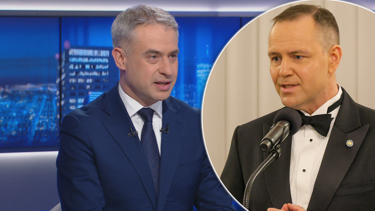 Dw&oacute;ch mężczyzn w garniturach, jeden w tle studia telewizyjnego, drugi przemawiający przy mikrofonie.