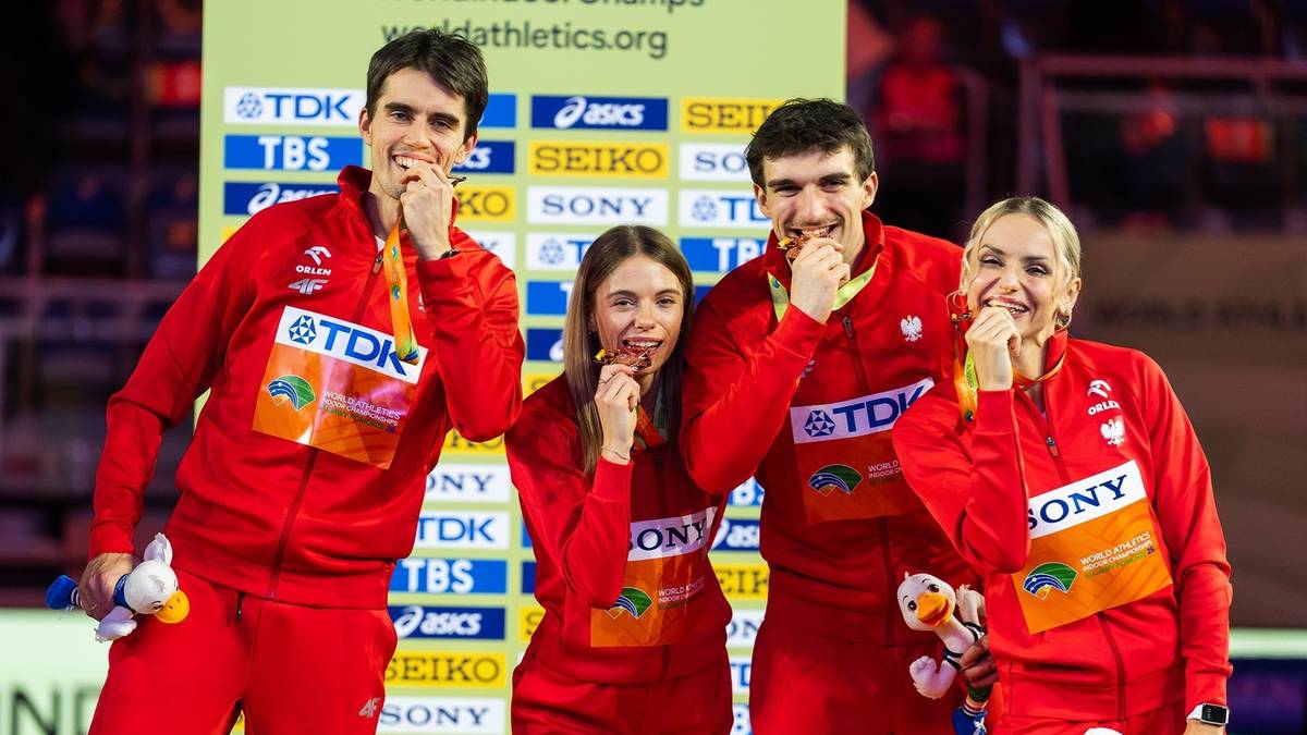 Cztery lekkoatletki i lekkoatleci w czerwonych strojach reprezentacji Polski, z medalami na szyjach, gryzą je z radością.