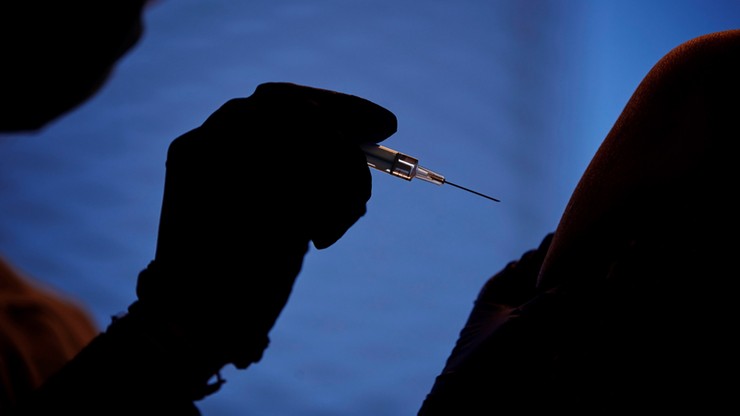 "Bardzo rzadkie doniesienia". Kanada dodała ostrzeżenie do szczepionki AstraZeneki