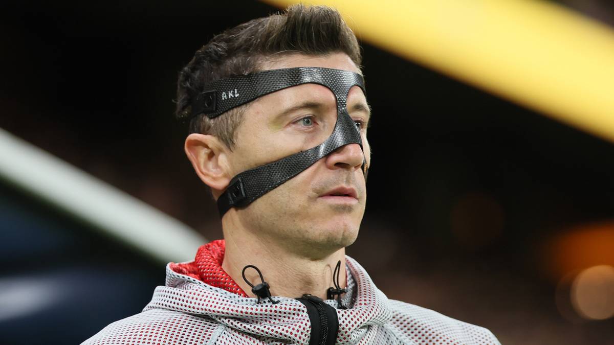 Robert Lewandowski w masce ochronnej na twarzy