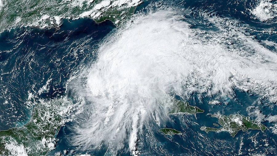 Zdjęcie satelitarne cyklonu Alex nad Florydą i Kubą. Fot. NOAA.