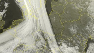 18.03.2022 05:58 Dziwaczna wstęga chmur zasłoniła niebo nad połową Polski. Temperatura przez to szaleje