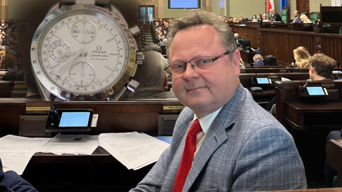 Poseł Andrzej Szejna w sali sejmowej, z nałożonym na zdjęcie zegarkiem marki Omega.