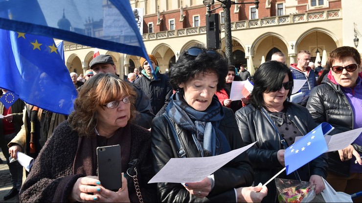 W kilku miastach członkowie KOD manifestowali poparcie dla Unii Europejskiej