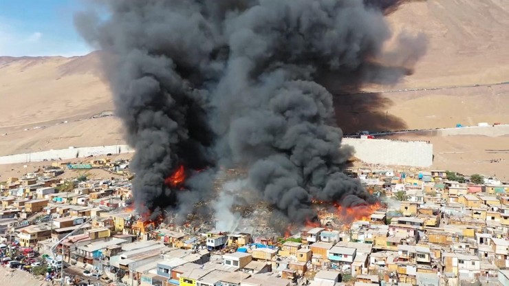 Chile. Pożar na terenie slumsów. Spłonęło 100 domów, 400 osób bez dachu nad głową