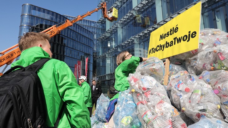 Greenpeace zorganizowało happening w Warszawie. 350 kg odpadów przed siedzibą koncernu spożywczego