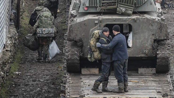 Wojna. Media: rosyjscy żołnierze zakładają cywilne ubrania i próbują wydostać się z Charkowa
