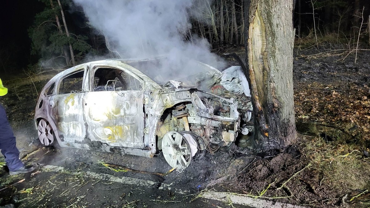 Herburtowo: Samochód doszczętnie spłonął. W środku znaleziono ciało