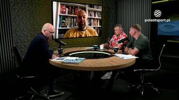 Trzech mężczyzn siedzi przy stole w studiu telewizyjnym, na ekranie za nimi widoczna twarz czwartego mężczyzny.