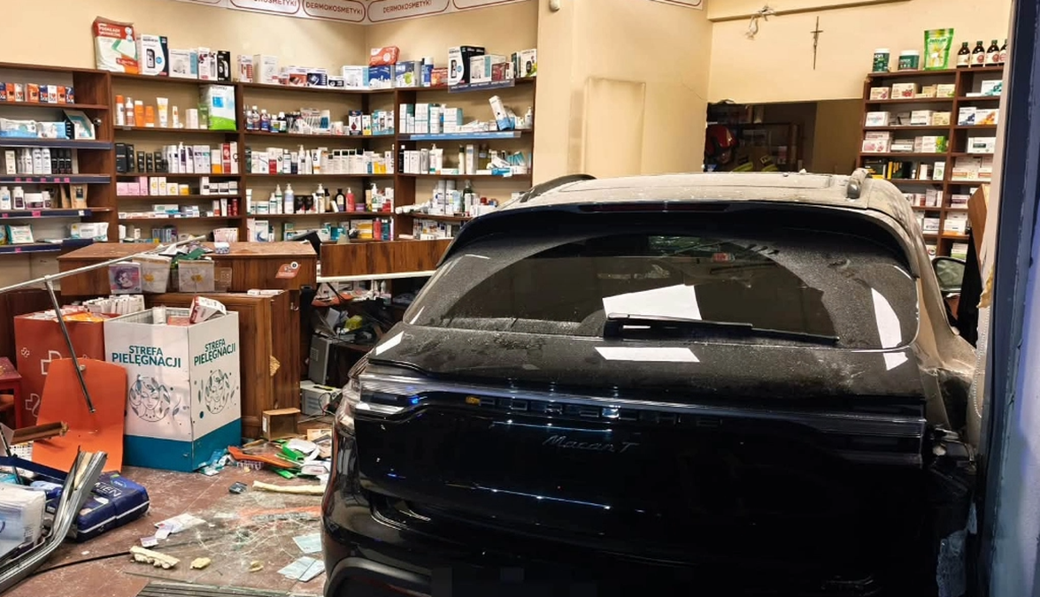"Ledwo ją prowadzili". Pijana kobieta wjechała Porsche do apteki