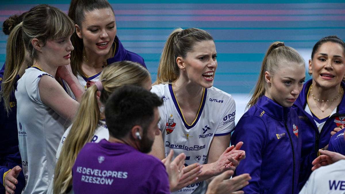 Grupa siatkarek w strojach sportowych, skupionych i wyrażających emocje.