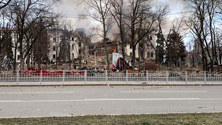 Wojna w Ukrainie. Mariupol: w podziemiach zbombardowanego teatru znajduje się ponad 1300 osób