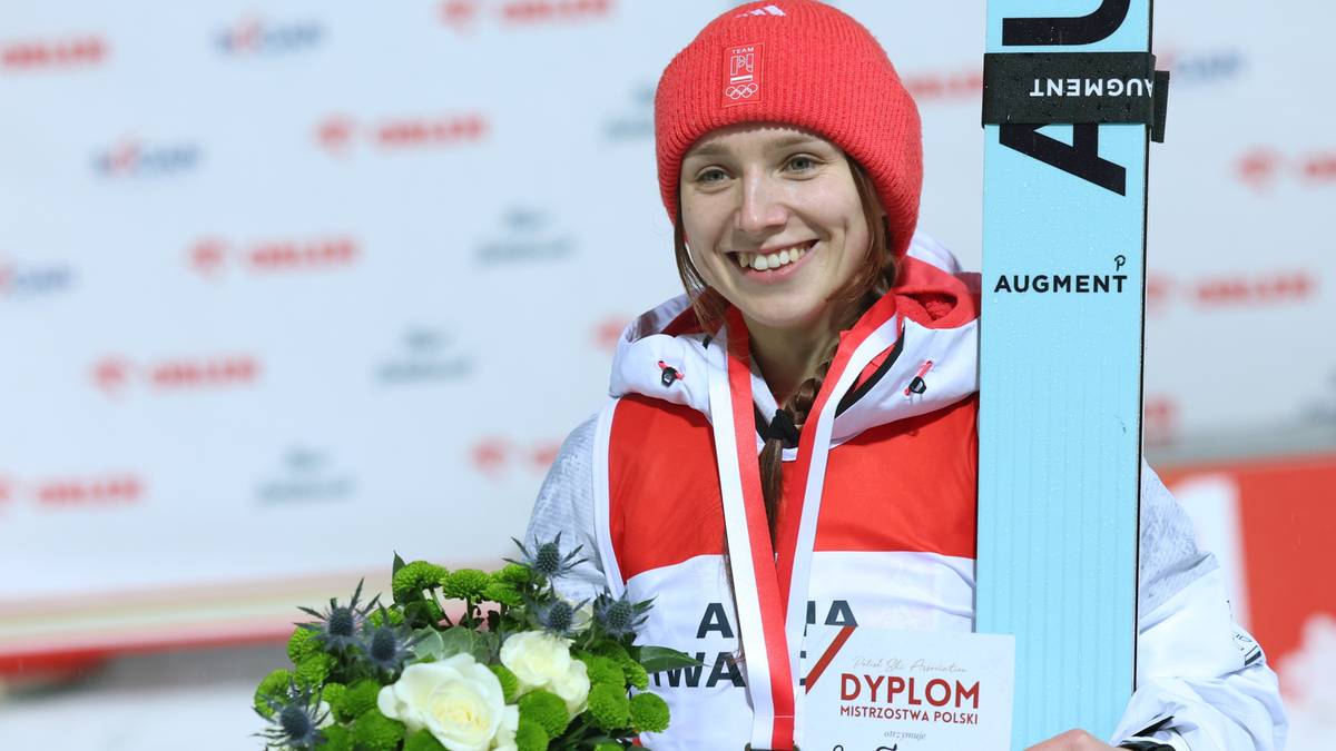 Anna Twardosz z bukietem kwiatów i dyplomem po zwycięstwie w zawodach skoków narciarskich.