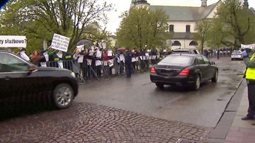 "Stop upartyjnianiu Wawelu". Milczący protest podczas obchodów 7. rocznicy pogrzebu Lecha i Marii Kaczyńskich