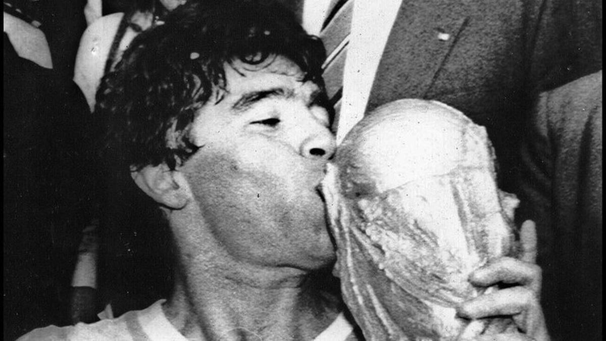 Diego Maradona całuje Puchar Świata.