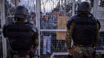 Grecja: policja usuwa migrantów z granicy z Macedonią