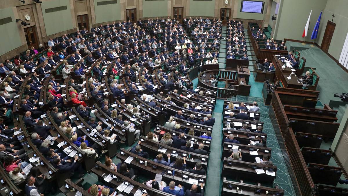 Dwie partie z koalicji rządzącej poza Sejmem. Najnowszy sondaż