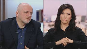 Dwóch rozmówców w studiu telewizyjnym, mężczyzna i kobieta, prowadzą dyskusję.