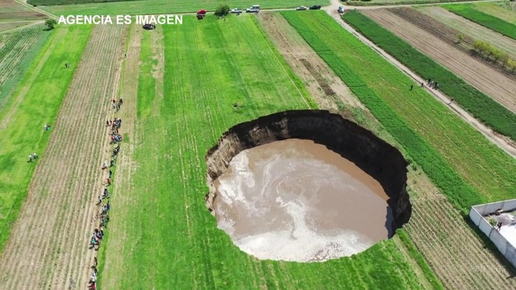 Meksyk. Z dnia na dzień powstała ogromna dziura w ziemi