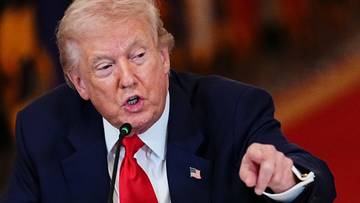 Donald Trump przemawia z wyraźnym gestem ręki.