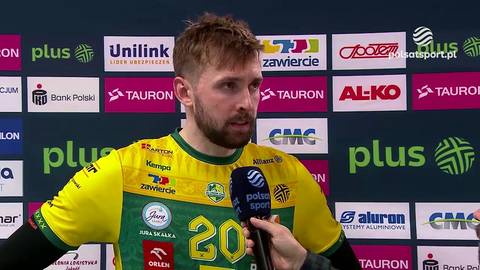 Mateusz Bieniek, siatkarz w ż&oacute;łto-zielonej koszulce z numerem 20, udziela wywiadu.
