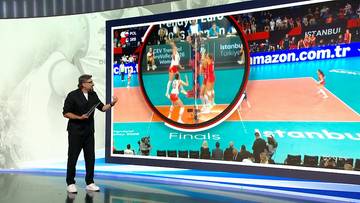 Jakub Bednaruk analizuje mecz siatkarek Polska-Serbia w studio telewizyjnym na tle dużego ekranu z fragmentem spotkania.