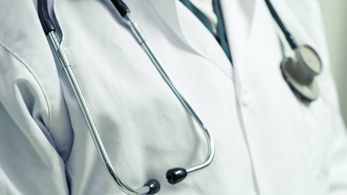 Pół miliona w dwa miesiące. Ujawniają zarobki lekarza rekordzisty z Ciechanowa