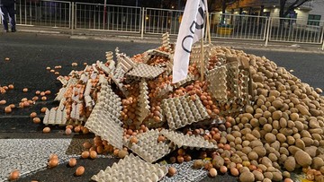 Protest rolników. Jaja, kapusta i ziemniaki w pobliżu domu Jarosława Kaczyńskiego [WIDEO]