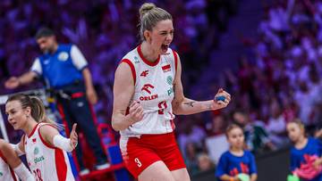 Siatkarka Magdalena Stysiak w akcji podczas meczu, ubrana w biało-czerwony str&oacute;j reprezentacji Polski.